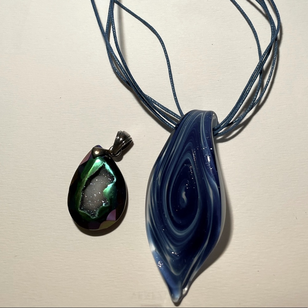2 pieces for the price of one Glass pendant choker